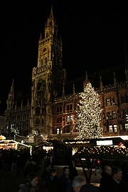 So schaut er aus: der illuminierte Christbaum der Spendergemeinde Burghausen auf dem Münchner Christkindlmarkt 2017 (©Foto:Martin Schmitz)